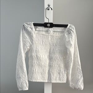 White Smocked girl’s top. Eyelet sleeves.
Excellent condition.